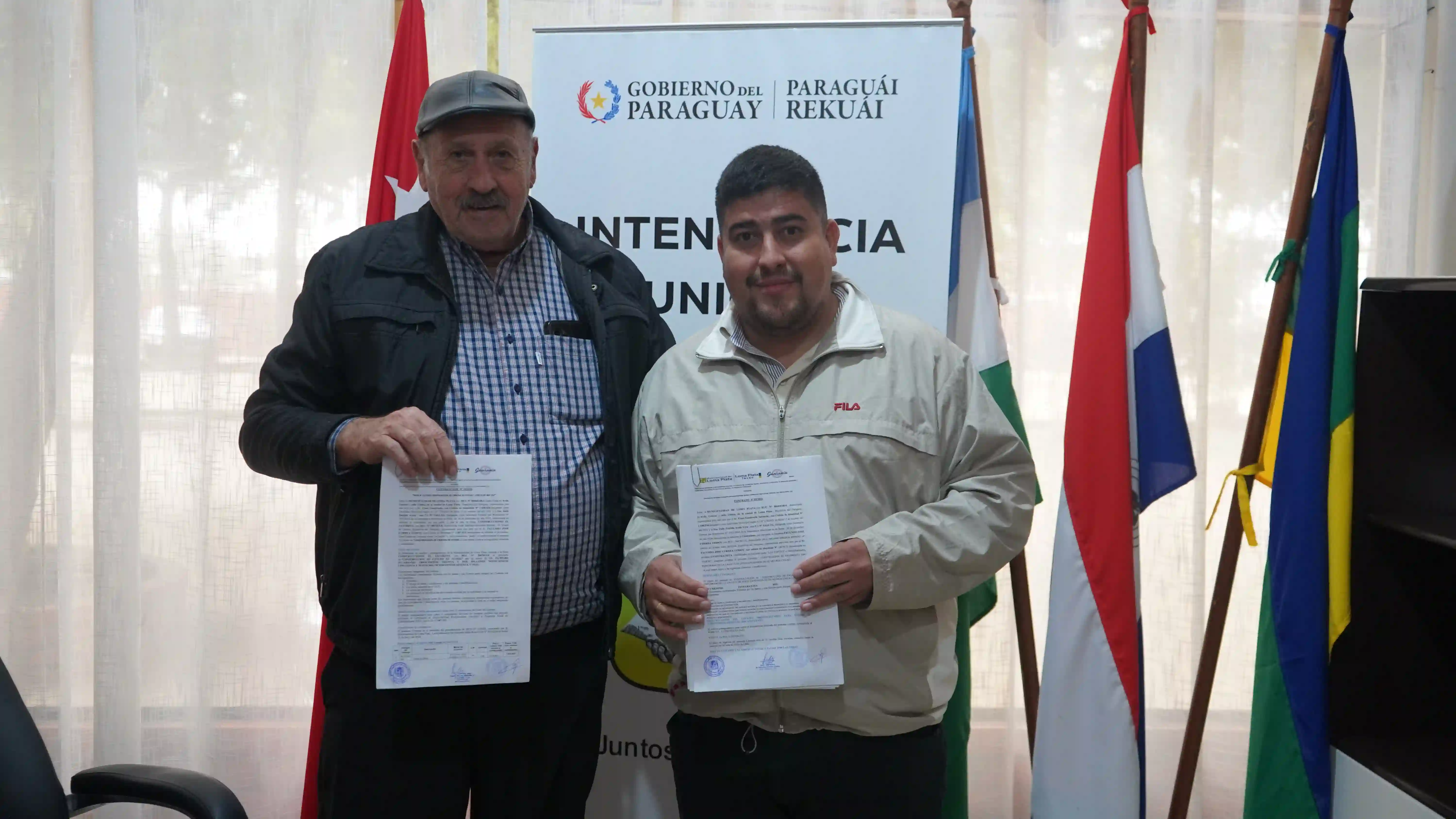 Firma de contrato para la construcción de una cancha de futsal municipal.