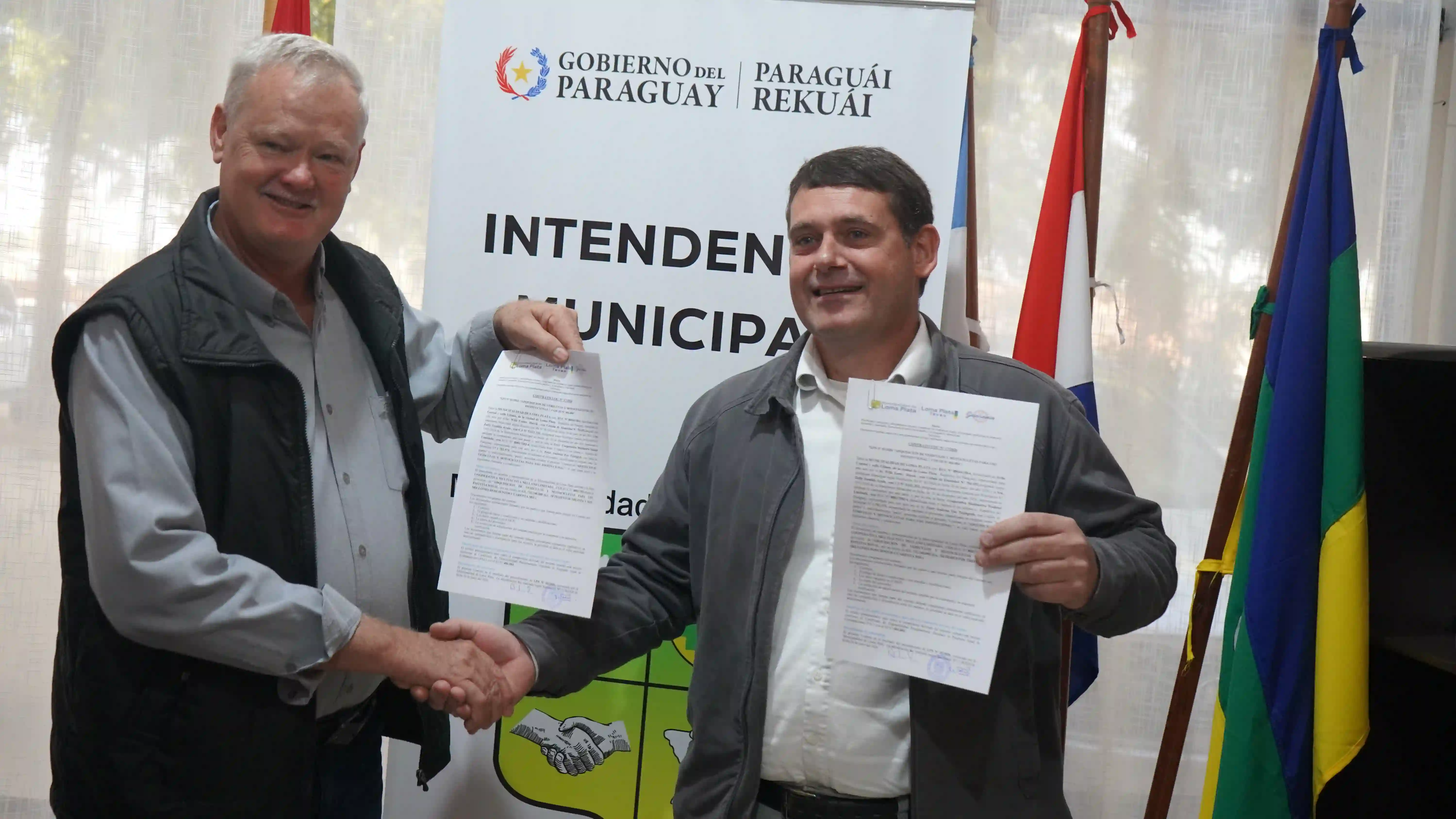 Firma contrato para la adquisición de dos vehículos de uso institucional  