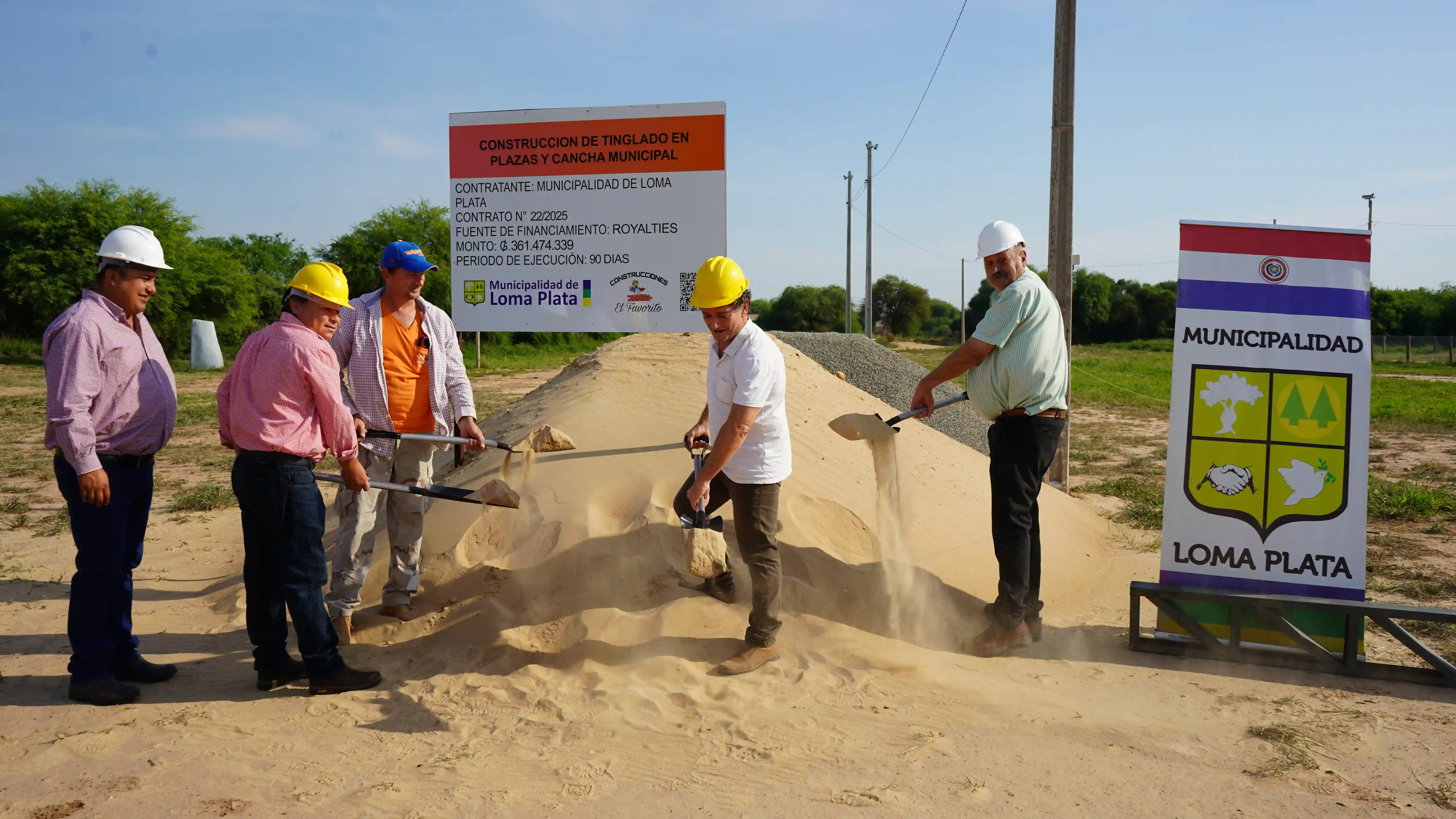 Palada inicial de los tinglados municipales.